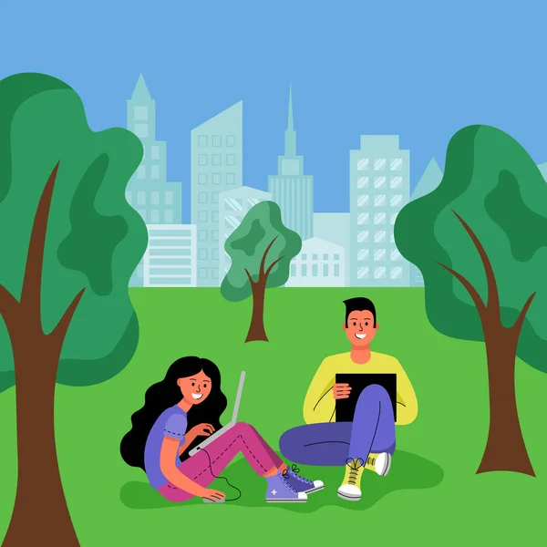 Un hombre y una mujer con computadoras portátiles están sentados en un parque de la ciudad. Ilustración vectorial . — Vector de stock