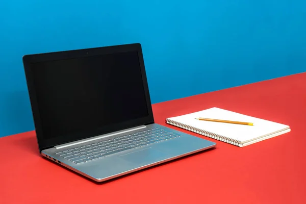 Sidovy Laptop Pennor Notebook Röd Och Blå Bakgrunden — Stockfoto