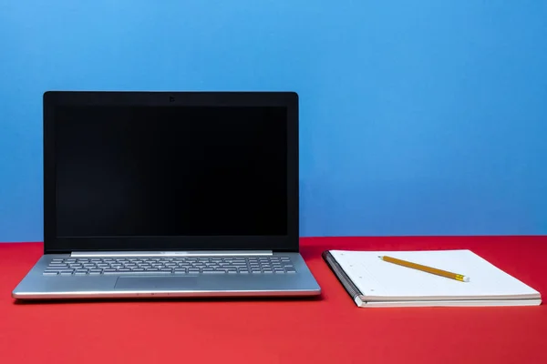 Framsida Laptop Pennor Notebook Röd Och Blå Bakgrund — Stockfoto