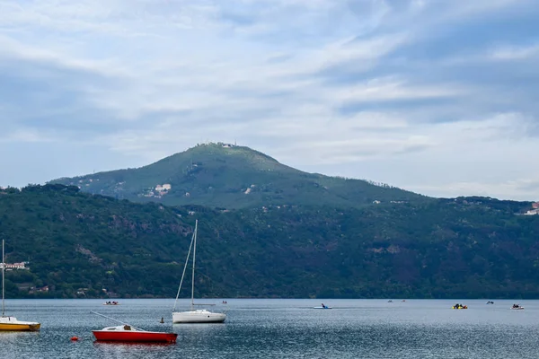 イタリア ラツィオ州のアルバン丘のアルバーノ湖のボート — ストック写真