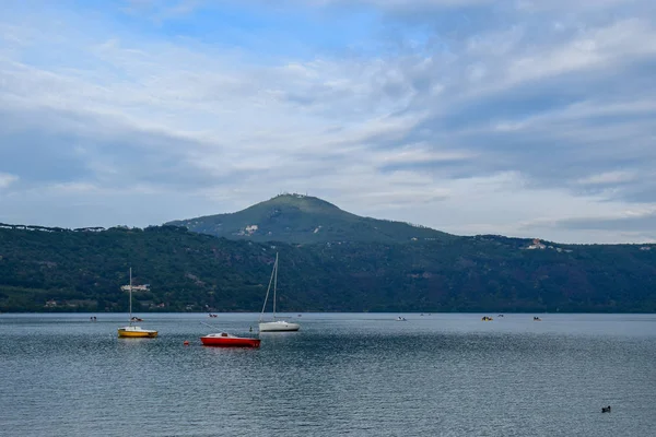 イタリア ラツィオ州のアルバン丘のアルバーノ湖のボート — ストック写真