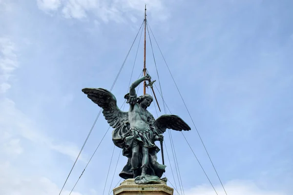 Melek üst kısmında Sant'Angelo Kalesi İtalya