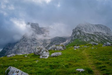 Dağ zincirini yakalar bir genel bakış Gran Sasso Prati di TiVo Ulusal Park Gran Sasso bulunan, Teramo Eyaleti, Abruzzo bölgesi Italya
