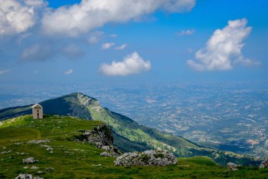 Dağ zincirini yakalar bir genel bakış Gran Sasso Prati di TiVo Ulusal Park Gran Sasso bulunan, Teramo Eyaleti, Abruzzo bölgesi Italya