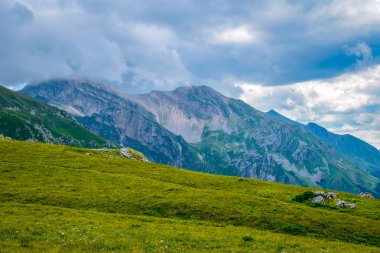 Dağ zincirini yakalar bir genel bakış Gran Sasso Prati di TiVo Ulusal Park Gran Sasso bulunan, Teramo Eyaleti, Abruzzo bölgesi Italya