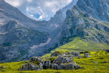 Dağ zincirini yakalar bir genel bakış Gran Sasso Prati di TiVo Ulusal Park Gran Sasso bulunan, Teramo Eyaleti, Abruzzo bölgesi Italya