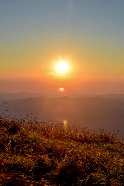Dağ zinciri Gran Sasso Prati di TiVo, Teramo Eyaleti, Abruzzo bölgesi, Italya Ulusal Park Gran Sasso bulunan üzerinde gündoğumu yakalama