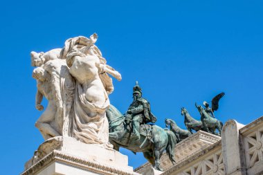 Altare della Patria, Piazza Venezia, Roma İtalya önünde heykellerin öpücük