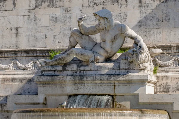 喷泉与大理石雕像在阿尔塔雷德拉帕特里亚 威尼斯广场 罗马意大利 — 图库照片