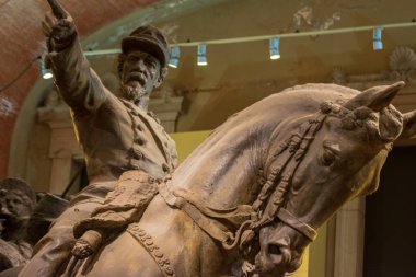 Vito Pardo - Alçı kroki, bronz taklit boyalı, 1860 Castelidarlo savaşı için General Cialdini onuruna inşa anıt için, Altare della Patria, Roma, İtalya