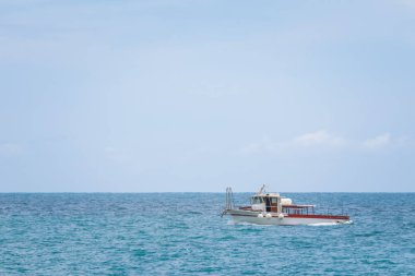 Minori ve Maiori Plajı'ndan görülen Tiren Denizi'ndeki tekne, Amalfi Sahili, Campania, İtalya