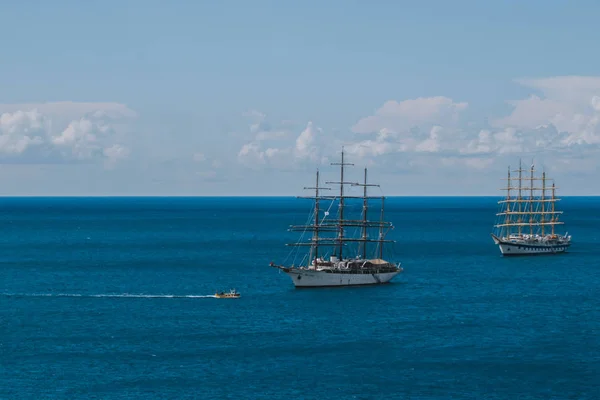 Uitzicht Zeilschip Voor Kust Amalfi Kust Campania Costiera Amalfitana Italië Rechtenvrije Stockfoto's