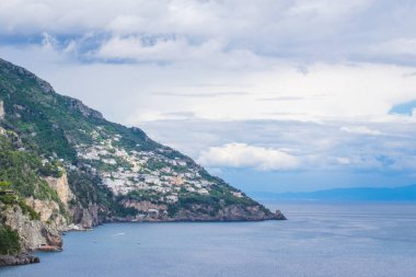 Cliffside Village Positano 'dan güzel görünüm, Salerno Eyaleti, Campania bölgesi, Amalfi Sahili, Costiera Amalfitana, Italya