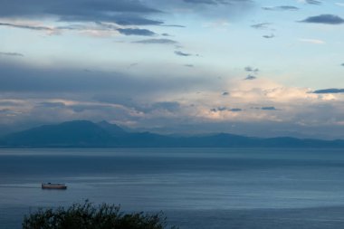 Sonsuzluk terası veya Terrazza dell'Infinito, Villa Cimbrone, Ravello köyü, İtalya'nın Amalfi kıyılarından izlenen Tyrranean denizi üzerinde gün batımı