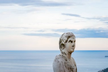 Belvedere güzel heykeli, sözde Terrazza dell'infinito, Gün batımında görülen Sonsuzluk Terası, Villa Cimbrone, Ravello köyü, İtalya'nın Amalfi sahil