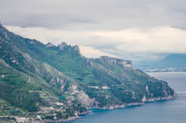 Sonsuzluk terasından veya Terrazza dell'Infinito'dan görülen Kıyı Görünümü, Villa Cimbrone, Ravello köyü, İtalya'nın Amalfi sahili
