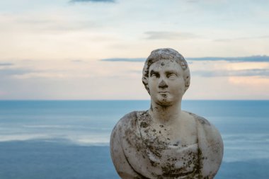 Belvedere güzel heykeli, sözde Terrazza dell'infinito, Gün batımında görülen Sonsuzluk Terası, Villa Cimbrone, Ravello köyü, İtalya'nın Amalfi sahil
