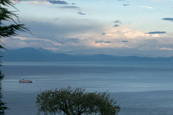 無限のテラスまたはテラッツァ インフィニート ヴィラ シンブローネ ラヴェッロ村 イタリアのアマルフィ海岸から見たティラネ海の夕日 — ストック写真