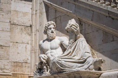 Michelangelo, Piazza del Campidoglio, Roma'dan Senatörlük Sarayı tarafından planlanan Capitolium'daki Tiber Nehri Heykeli