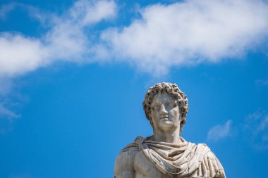 Roma'daki Piazza del Campidoglio'yu süsleyen Polluce heykeli, Senato Sarayı