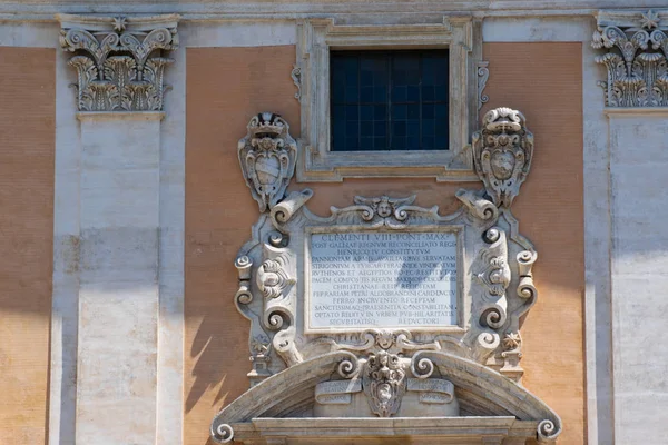 意大利罗马坎皮多利奥广场参议院宫墙手稿 — 图库照片