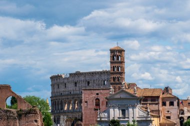 Anavatan veya Altare della Patria Sunağı'nın tepesinden görülen Kolezyum, Roma, İtalya