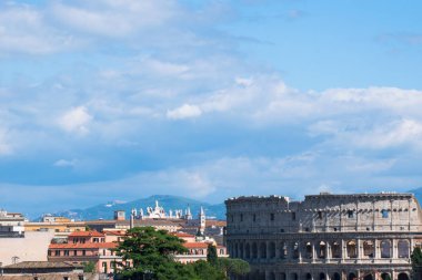Anavatan veya Altare della Patria Sunağı'nın tepesinden görülen Kolezyum, Roma, İtalya