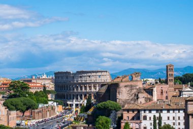 Anavatan veya Altare della Patria Sunağı'nın tepesinden görülen Kolezyum, Roma, İtalya