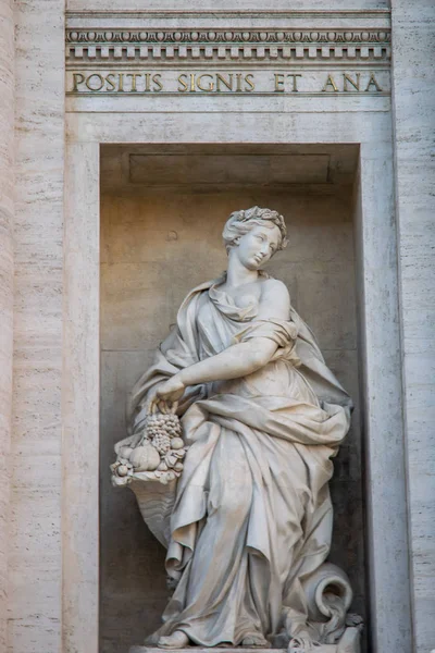 Roma'daki Trevi Çeşmesi veya Fontana di Trevi'deki bolluğu temsil eden heykel, İtalya
