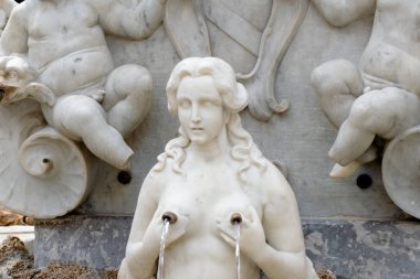 St Andrew Çeşmesi'nin mermer heykelleri, Amalfi Sahili, Piazza del Duomo, İtalya