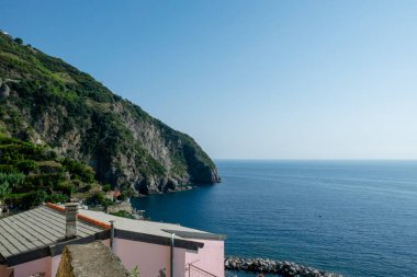 Riomaggiore Kayalıkları mavi denizin üzerinde Cinque Terre, La Spezia, İtalya