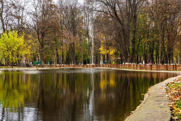 Lac Récréatif Dans Parc Romain Reflétant Les Couleurs Automne Roumanie — Photo