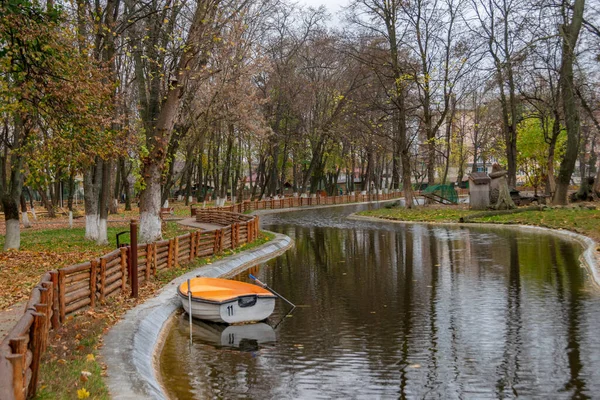 Bateau Rames Sur Lac Récréatif Dans Paysage Automne Parc Romain — Photo