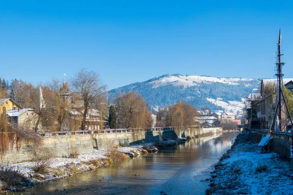Der Schneebedeckte Fluss Dorna Vatra Dornei Rumänien — Stockfoto