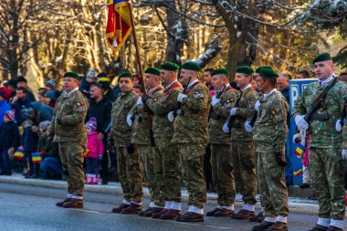 1 Aralık 'taki Vatra Dornei geçit töreninde Romen askerleri