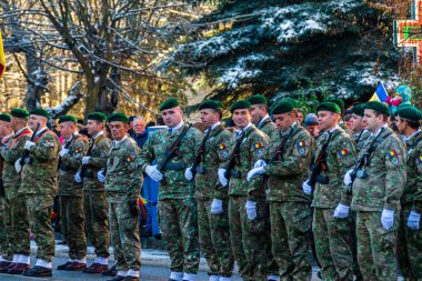 1 Aralık 'taki Vatra Dornei geçit töreninde Romen askerleri