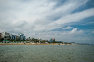 San Benedetto del Tronto, Adriyatik Denizi, Ascoli Piceno, İtalya 'dan gelen oteller ve palmiye ağaçları olan plaj.