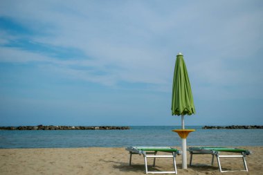 San Benedetto del Tronto Sahili, Adriyatik Denizi, Ascoli Piceno, İtalya 'da iki şezlong.