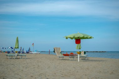 San Benedetto del Tronto Plajı 'nda şezlonglar ve şemsiyeler, Adriyatik Denizi, Ascoli Piceno, İtalya