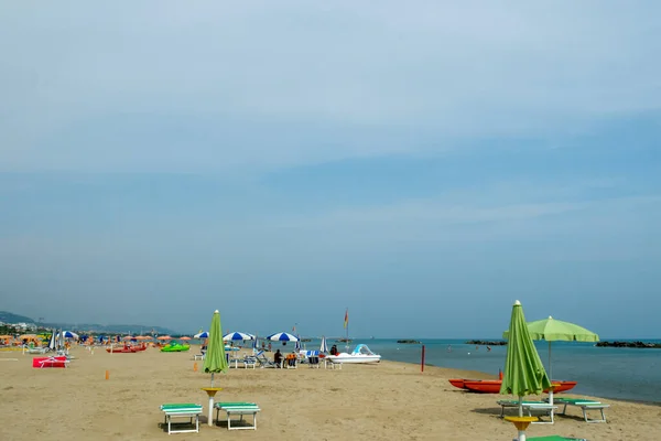 Playa San Benedetto Del Tronto Con Tumbonas Sillas Sombrillas Mar — Foto de Stock