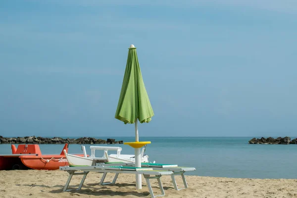 Два Стільці Рятувальні Шлюпки Пляжі Сан Бенедетто Дель Тронто Адріатичне — стокове фото