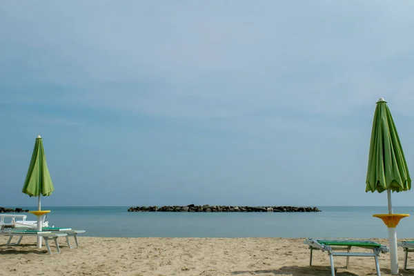 サンベネデット トロントのビーチには ラウンジャーチェアと傘 アドリア海 アスコリ ピエーノ イタリア — ストック写真