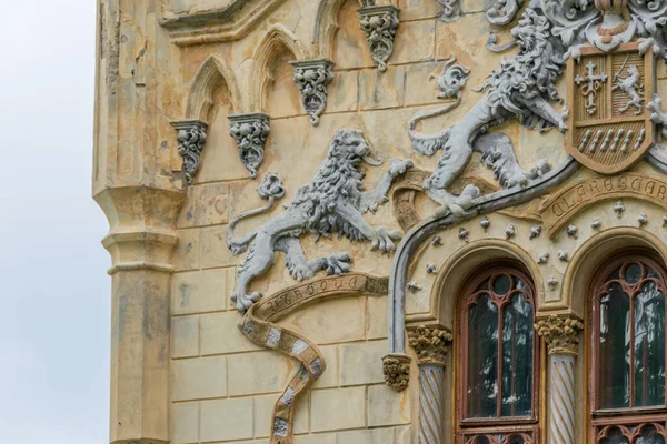 Una Escultura Mural Sobre Entrada Del Castillo Sturdza Miclauseni Rumania — Foto de Stock