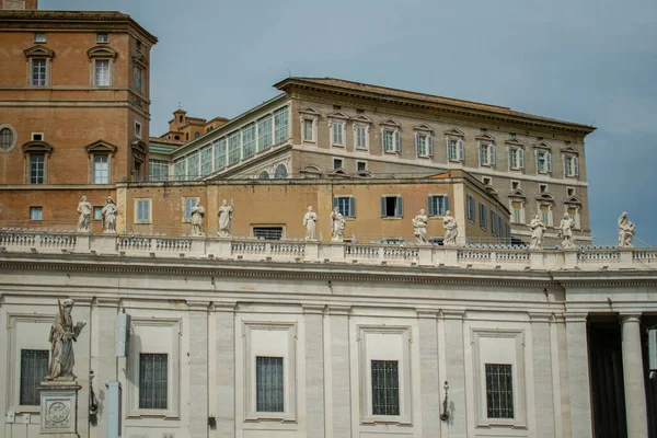 Berninin Pyhimykset Pyhän Pietarin Aukion Pylväiden Huipulla Vatikaani Italia — kuvapankkivalokuva