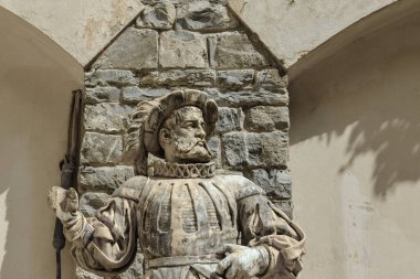 Peles Kalesi, Sinaia, Prahova, Romanya 'nın duvarları içine yerleştirilmiş olağandışı giysileri olan bir adamın heykeli.