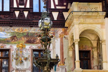 Peles Kalesi, Sinaia, Prahova ve Romanya 'nın duvarları içindeki tarihi tablolar