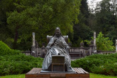 Peles Kalesi, Sinaia, Prahova, Romanya 'dan Kraliçe Elisabeta Carmen Sylva heykeli
