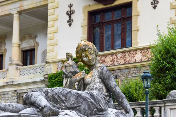 位于罗马尼亚普拉霍瓦Sinaia Peles城堡前的妇女雕像 — 图库照片