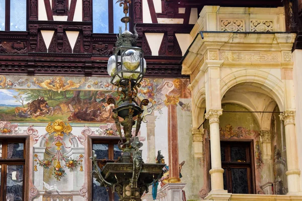 Peles Kalesi, Sinaia, Prahova ve Romanya 'nın duvarları içindeki tarihi tablolar