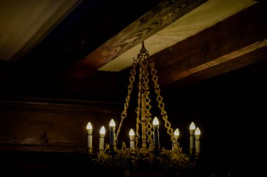 Romanya 'nın Transilvanya kentindeki Bran Şatosu' ndaki Müzik Salonu ve Kütüphanesinden Avize